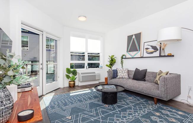 1 bed, 1 bath, 670 sqft, $1,599