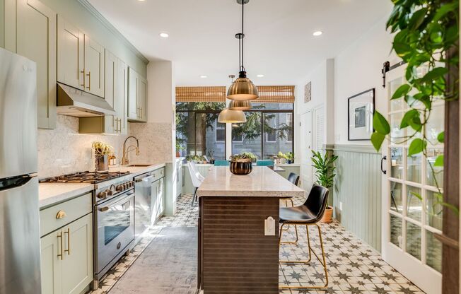 Cole Valley/Ashbury Heights: Remodeled Flat with Luxury Finishes, W/D In-Unit, Shared Yard, Parking & Storage