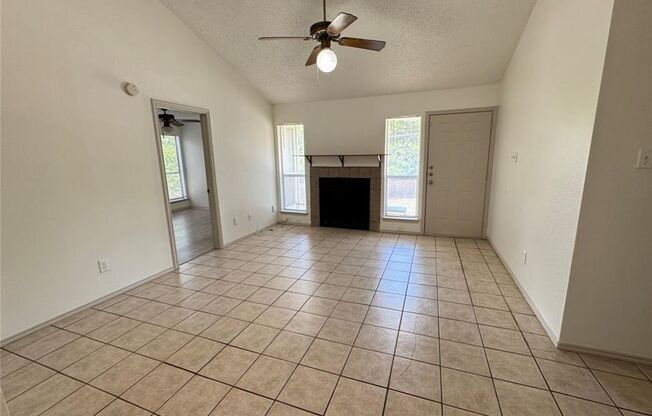 Lovely 3 Bedroom, 2 Bath Duplex in South Round Rock!