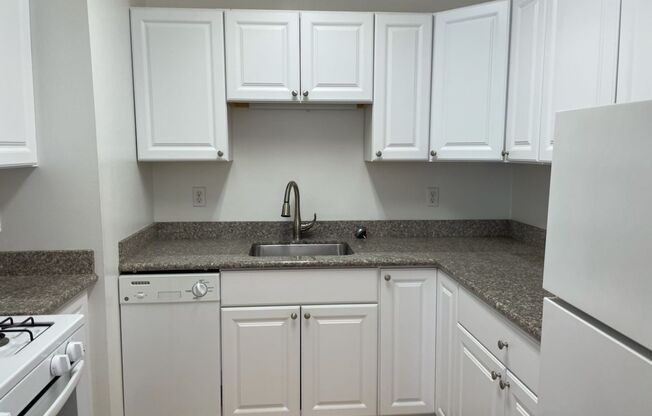 1 bed, 1 bath, 708 sqft, $1,340, Unit King Edward Annex 32