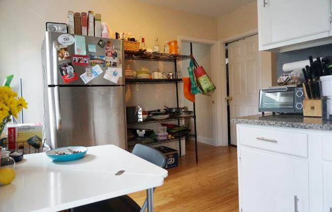 3 beds, 1 bath, $3,300, Unit 2