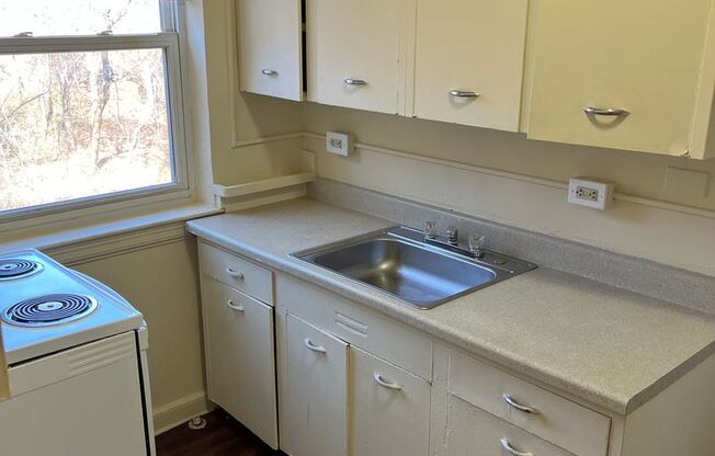 2 beds, 1 bath, 623 sqft, $1,100, Unit B84