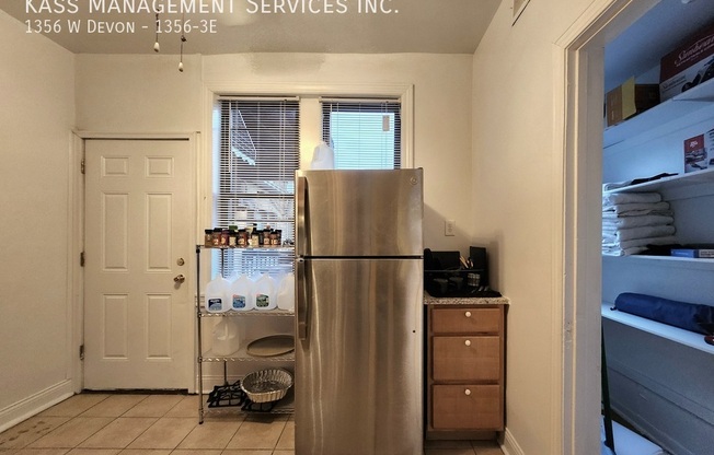 1356 W DEVON