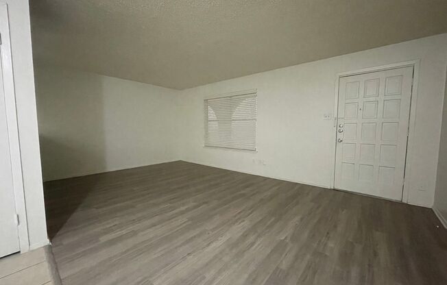 1 bed, 1 bath, 700 sqft, $995, Unit LAW11-121