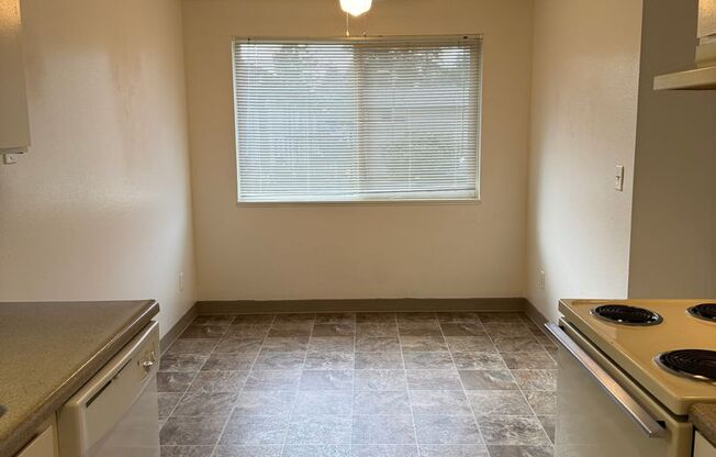 2 beds, 1 bath, 1,000 sqft, $1,295, Unit 24