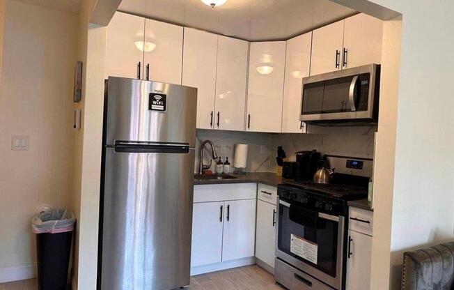 2 beds, 1 bath, $3,000, Unit 2