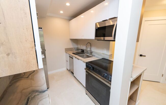 1 Bedroom + Den / 1 Bath Condo w/ patio and parking! $3100/month in La Jolla