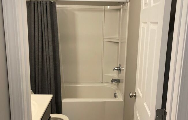 1 bed, 1 bath, $650, Unit Apt 11