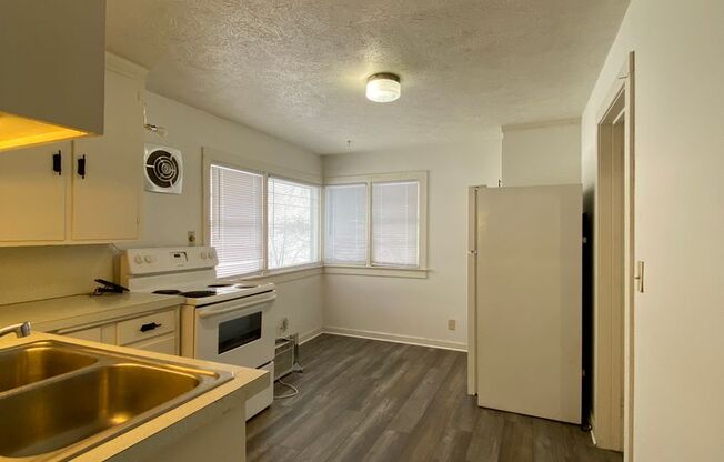 1 bed, 1 bath, $625, Unit Apt 2