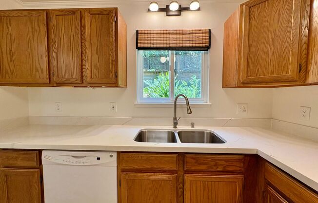 Beautiful 2bed/1bath Flat in Mill Valley with stunning views.