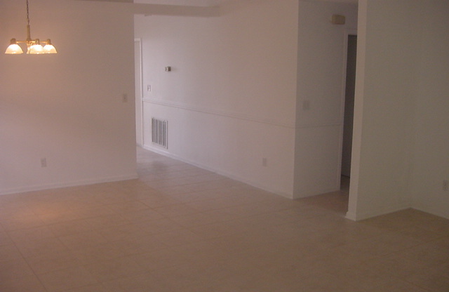 3BR near Dean, University, & SR-417