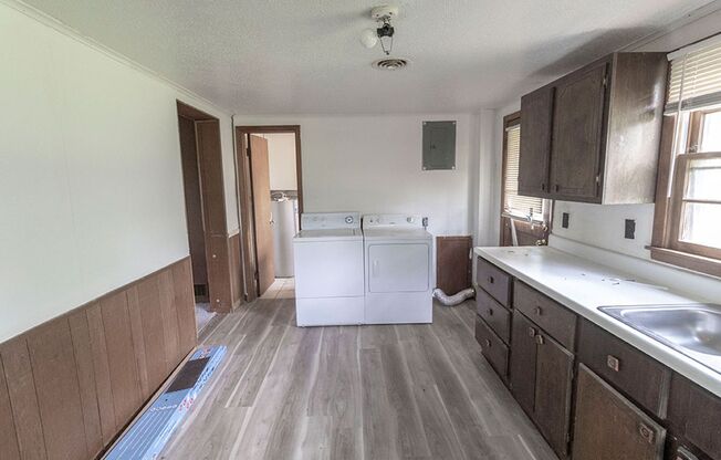 3 beds, 1 bath, $1,295, Unit B