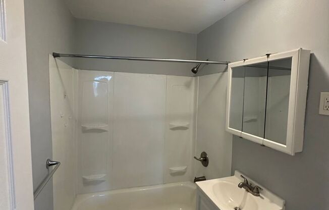 2 beds, 1 bath, $1,100, Unit 109