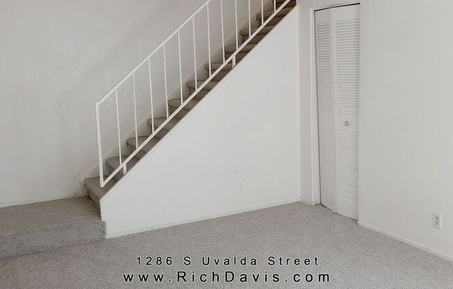 2 bed, 1 Bath, 900 sqft with washer/dryer hookups and 1 car garage