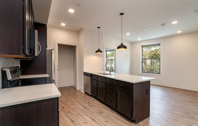 2 beds, 1 bath, $1,600, Unit 1050 N 4th St. Apt. 221