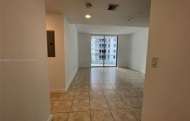Luxury spacious 1-bedroom apartment with balcony & relaxing pool view in Brickell!