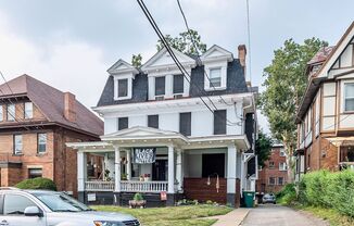 *** Perfect Location * Squirrel Hill Apartment Available Now * Walk to Murray & Forbes * Pet Friendly * Renovated ***