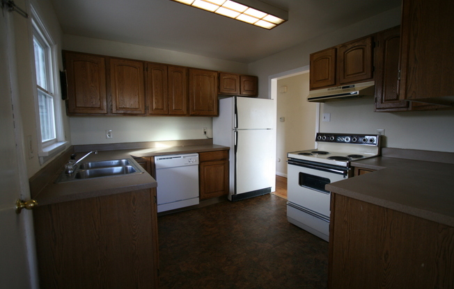 3 beds, 1 bath, 1,136 sqft, $1,350, Unit 1