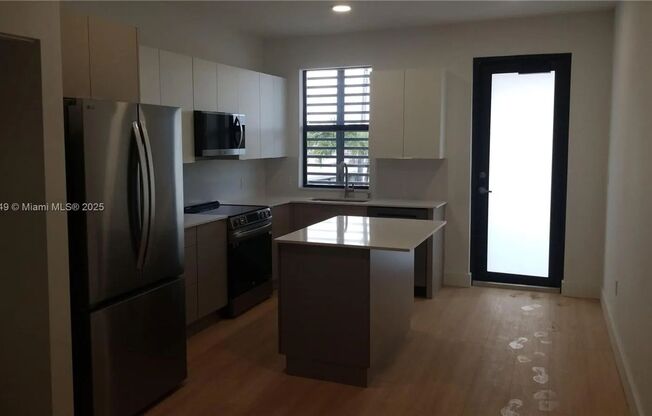 PRIVATE ONE BEDROOM PLUS DEN – BOUTIQUE 8-UNIT COMMUNITY