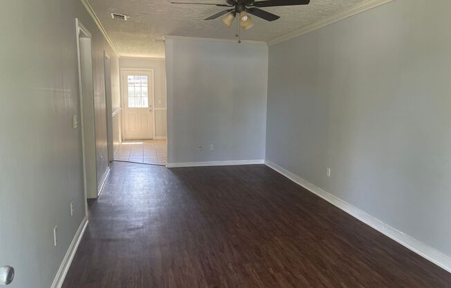 2/1 Townhome close to shopping