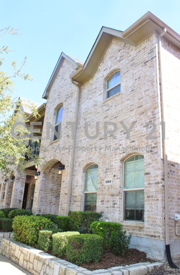 Half Off Your 2nd Month's Rent! Exquisite 2-Story 3/2.5/2 Townhome in Frisco's Bella Casa For Rent!