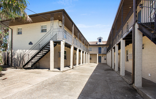 2 beds, 1 bath, 750 sqft, $1,100, Unit #11