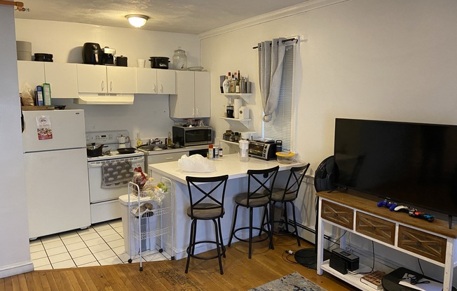 2 beds, 1.5 baths, $3,200, Unit 103