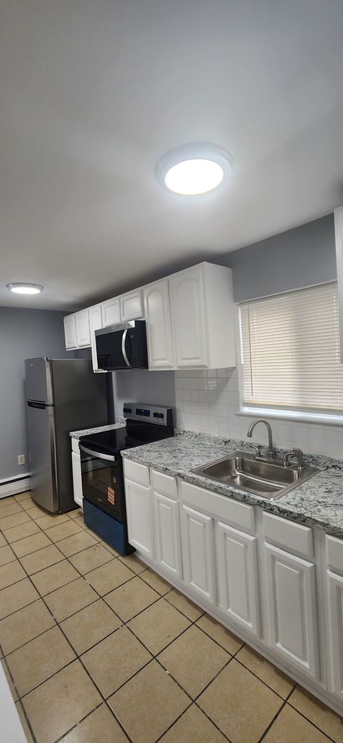 1 bed, 1 bath, $1,150, Unit D01