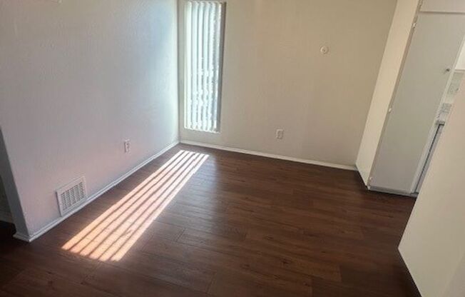 2 beds, 1 bath, 910 sqft, $2,435, Unit B012