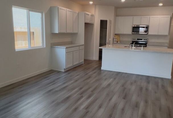 Beautiful 4 bed 2 bath located in West Roseville!