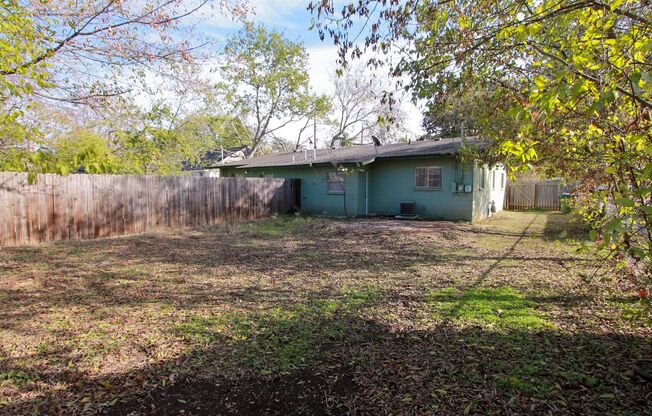Charming 2 bedroom, 1 bathroom duplex in historic Downtown Round Rock