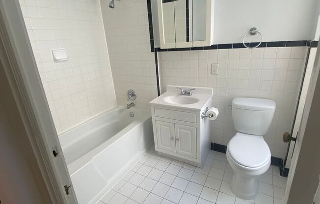 2 beds, 1 bath, 1,015 sqft, $1,825, Unit 17