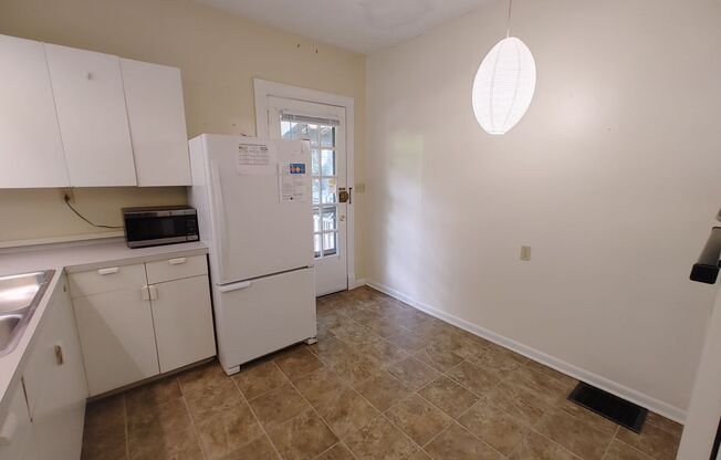 Studio, 1 bath, $700, Unit B