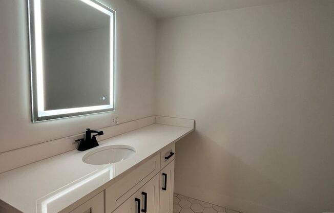 2 beds, 1 bath, 725 sqft, $2,275, Unit 527