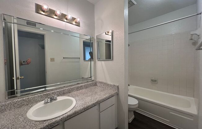 2 beds, 2 baths, 1,000 sqft, $1,315, Unit 811