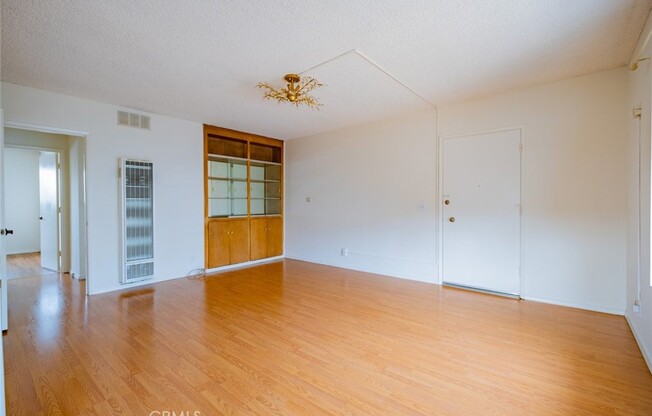 2 beds, 1 bath, 750 sqft, $2,400, Unit 6