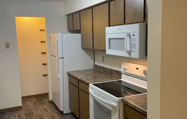 3 beds, 1 bath, 1,040 sqft, $1,695, Unit 3164-305