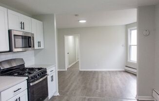 3 beds, 1 bath, $2,200, Unit 2L