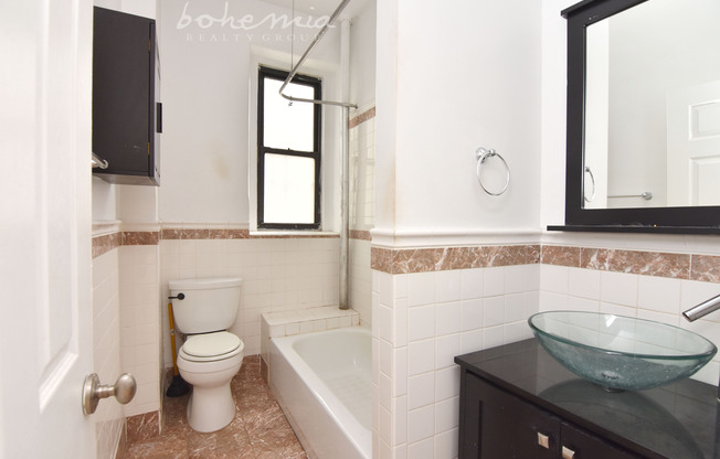 2 beds, 1 bath, $3,041, Unit 3B