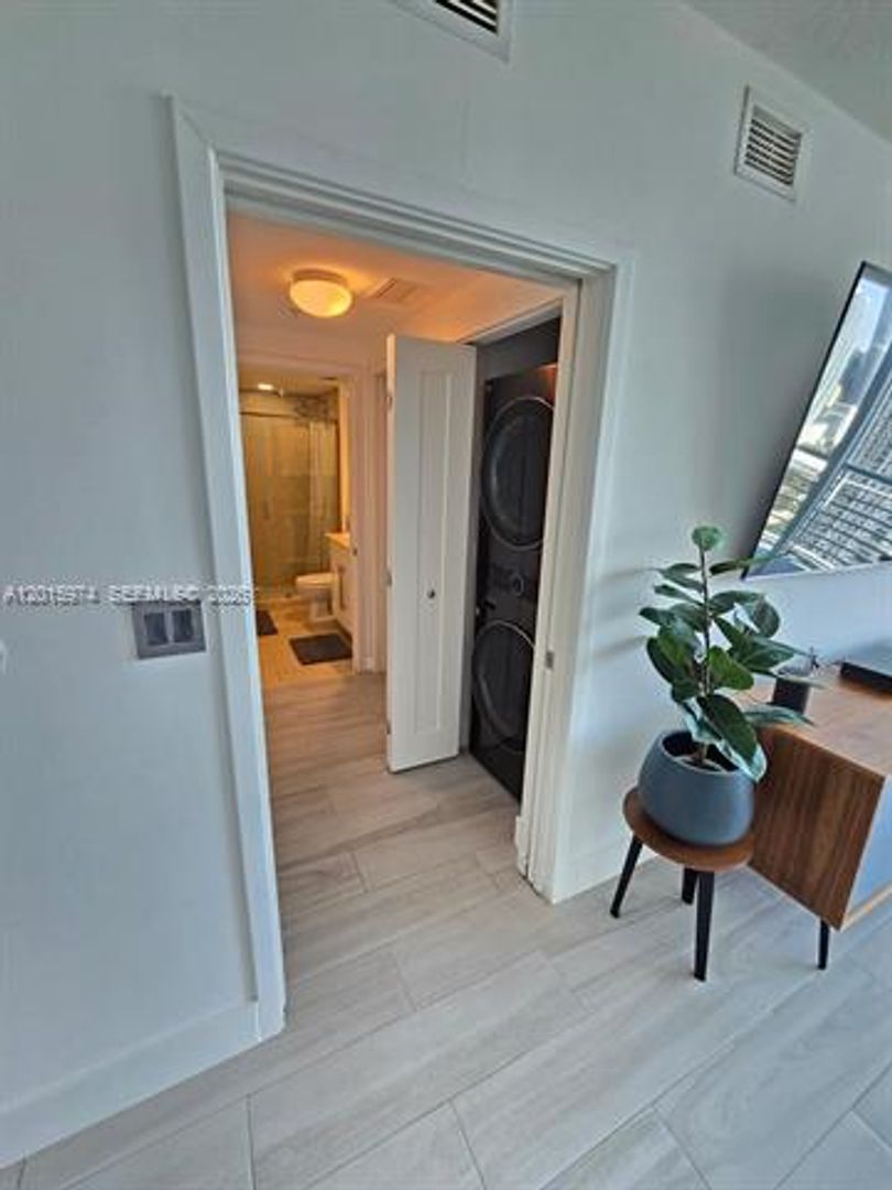 2 beds, 2 baths, 1,227 sqft, $4,400, Unit 325 S Biscayne Blvd # 3719