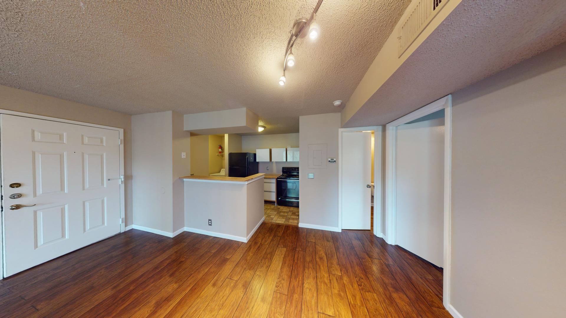 1 BR 1 BA Condo    LAKEWOOD PARK