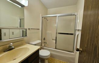 2 beds, 1 bath, $675, Unit 14