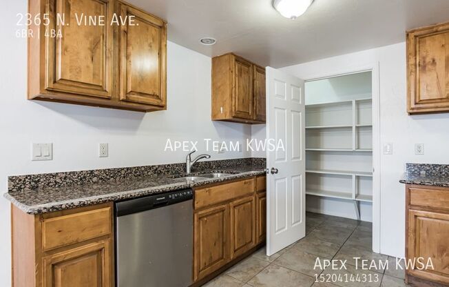 2365 N VINE AVE