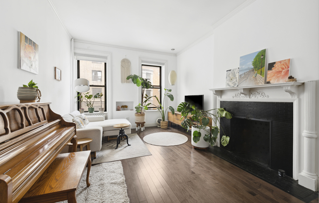 332 W 101 ST