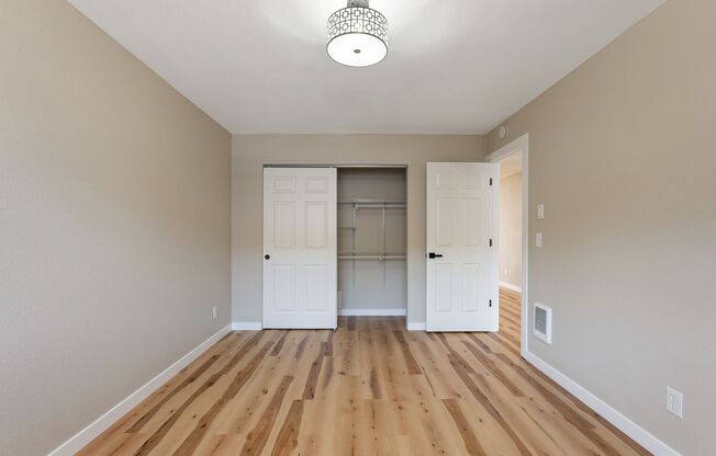 3 beds, 1 bath, 864 sqft, $1,649, Unit #37