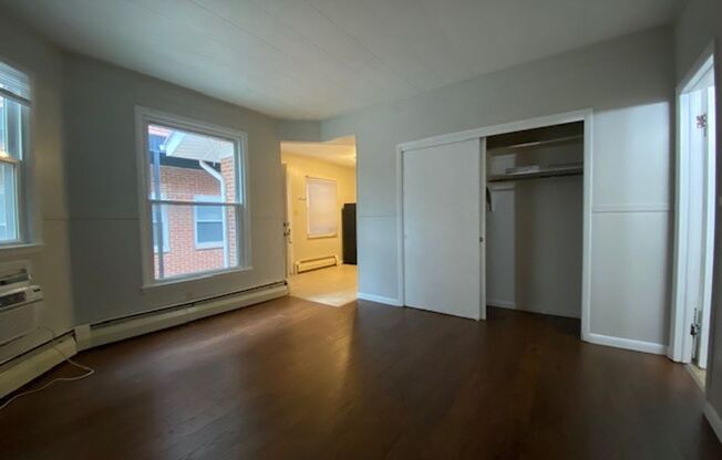 1 bed, 1 bath, $650, Unit E