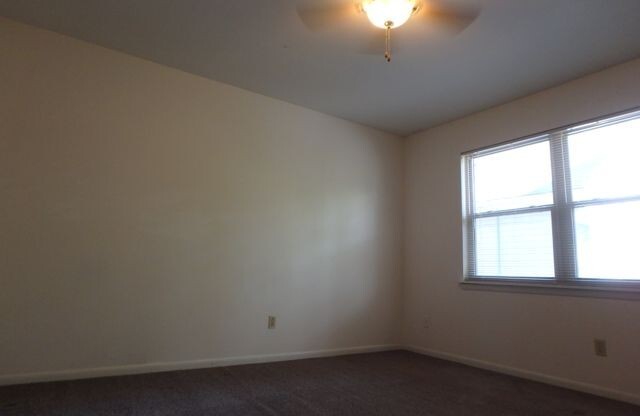 2 beds, 1.5 baths, $995, Unit 5