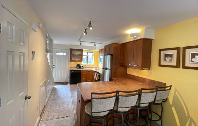 Furnished 2 Bdrm/2 Bath Condo in the Heart of Downtown Ashland!