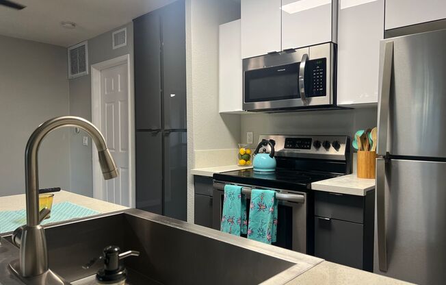 2 beds, 1.5 baths, 850 sqft, $2,880, Unit 0008