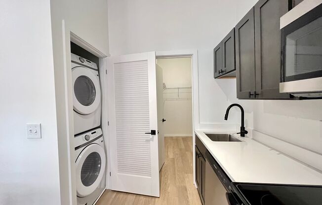 Studio, 1 bath, 400 sqft, $1,724, Unit 305